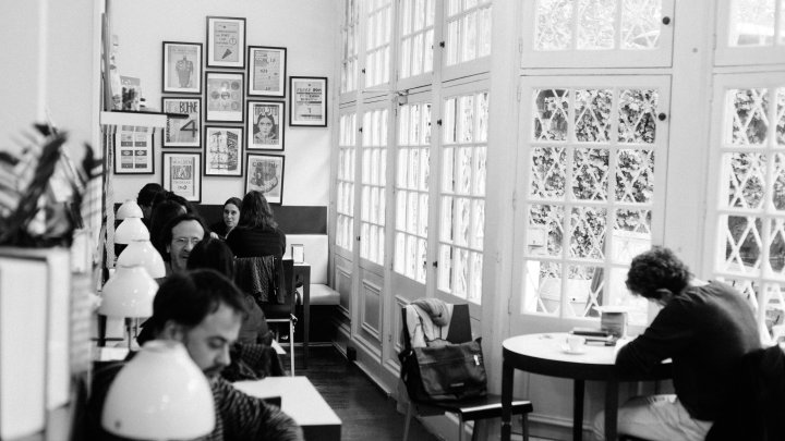 Personas en el interior de la librería La Central