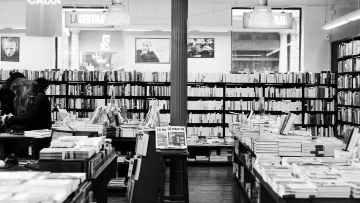 Clientes en librería La Central