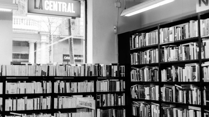 Libros en la librería La Central
