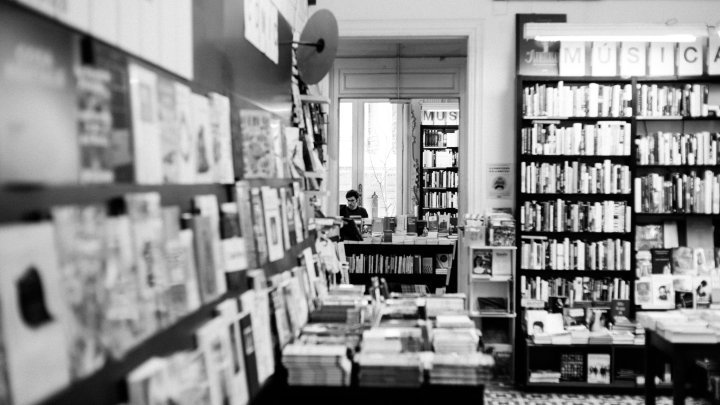 Imagen Blanco y Negro interior de la librería La Central