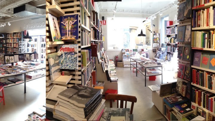 Segunda planta de la librería La Central de Callao en foto panorámica