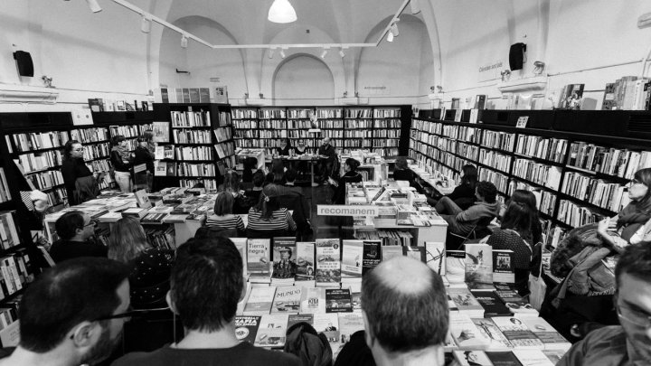 Interior de la librería La Central del Raval