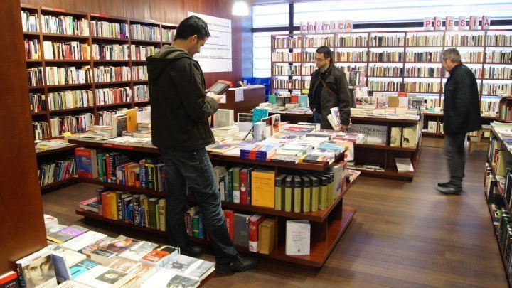 Interior de la librería MNCARS Narrativa