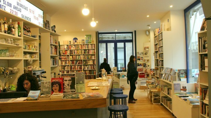 Interior de la librería Numax