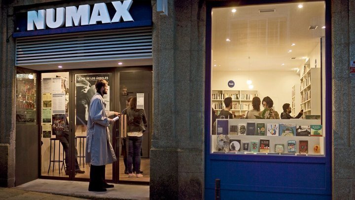 Exterior de la librería Numax