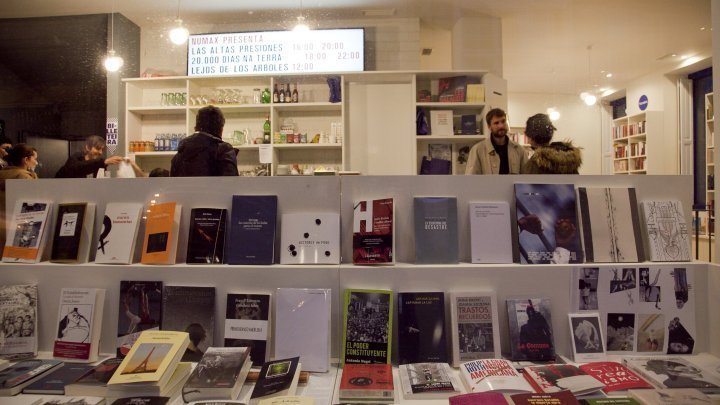 Interior de la librería Numax