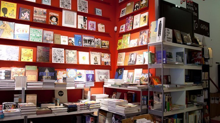 Variedad de libros en el interior de la librería Panta Rhei