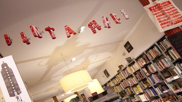 Letras en el interior de la librería Panta Rhei