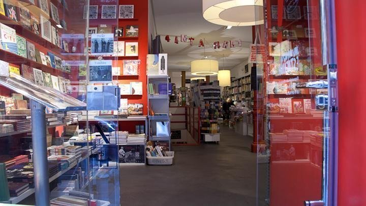 Entrada al interior de la librería Panta Rhei