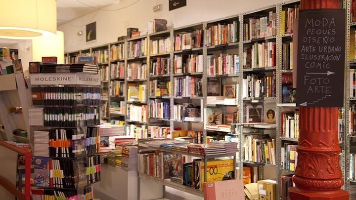 Libros en el interior de la librería Panta Rhei