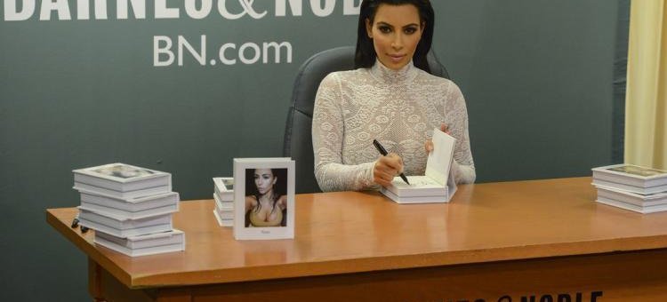 Imagen de Un hombre es arrestado por entrar en Barnes & Noble y destruir los libros de Kim Kardashian