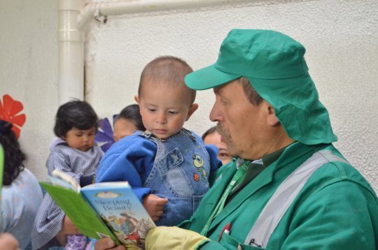 Don Alberto con un niño ® Facebook El Señor de los Libros