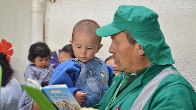 Don Alberto con un niño ® Facebook El Señor de los Libros