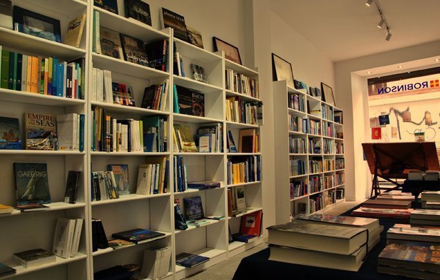 Interior de la librería Náutica Robinson